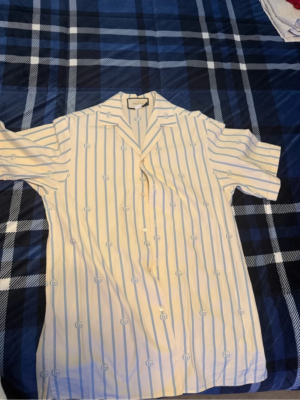 Gucci White Short-Sleeve Button-Down Shirt with Light Blue Stripes size large
